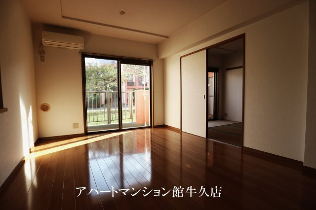 牛久ロイヤルレジデンスBⅠ型の居間・リビング