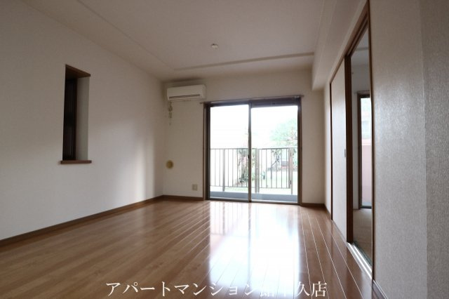 牛久ロイヤルレジデンスBⅠ型の居間・リビング