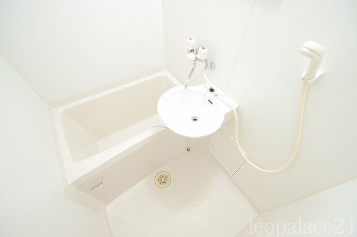 レオパレスＷｉｌｌ　竹原の浴室|備品や設備仕様は号室等により異なります現地をご確認下さい。