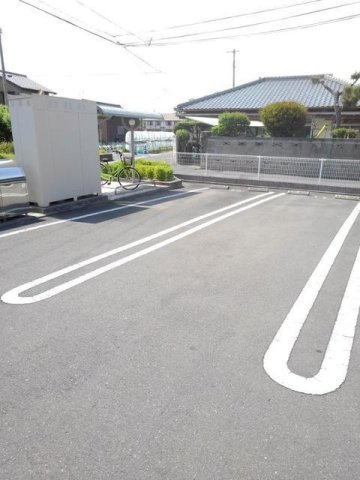 グリーンヒルズ　Ａの駐車場|車をお持ちの方に嬉しい駐車場付きの物件です