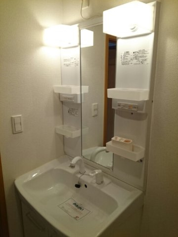 アージュの洗面所|明るい洗面所です