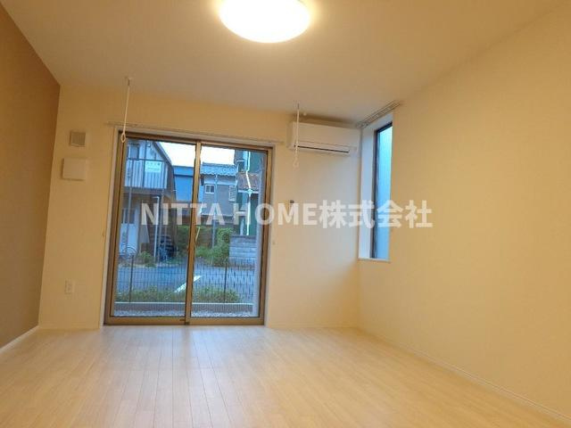 メゾンアリエッタの洋室|角部屋のお部屋で過ごしやすいです◎