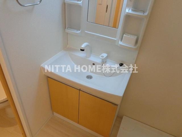 メゾンアリエッタの洗面所|シャワー付き洗面台で朝の身支度はばっちり◎