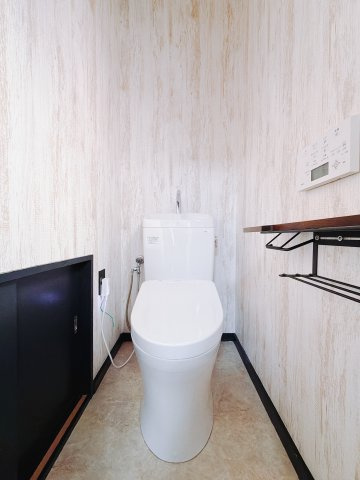 【中古戸建】高崎市井野町2期のトイレ|■トイレ｜1階・2階にトイレをご用意しております♪オシャレなクロスで気分も上がりますね♪