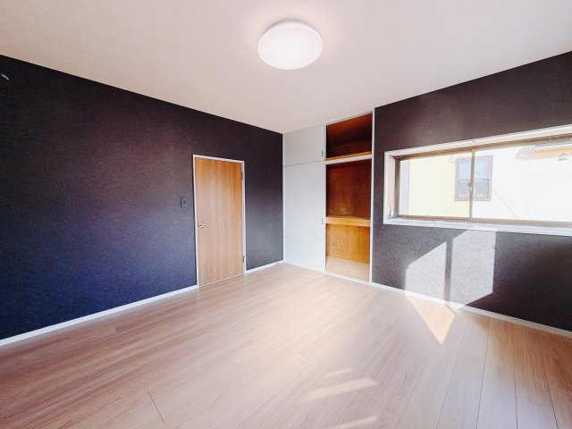 【中古戸建】高崎市井野町2期の洋室|■2階洋室｜お洒落なアクセントカラーが入っているので、シックな雰囲気になっております。落ち着いた雰囲気で夜はよく眠れそうですね☆