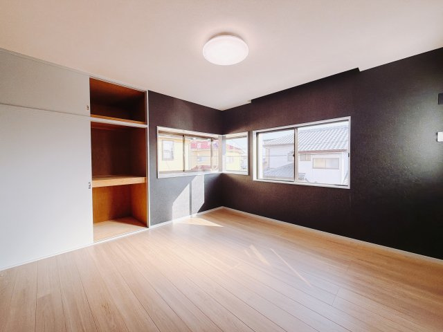 【中古戸建】高崎市井野町2期の洋室|■2階洋室｜ナチュラルカラーの床です。模様替えなどとても楽しく工夫できます♪陽当たり、風通しもとても良いので毎日快適な生活スタートです！子供部屋にも良いですね♪