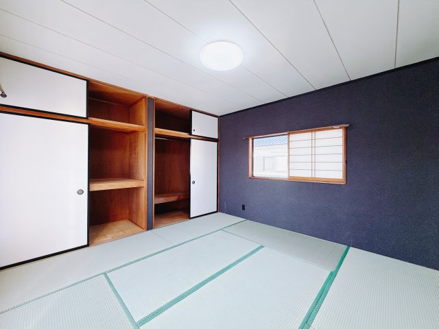 【中古戸建】高崎市井野町2期の和室|■2階和室｜アクセントクロスが魅力的な和室になっています♪和室があると、まるで旅館に泊まりに来たような空間ができて心が安らぎます。