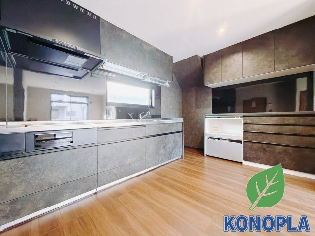 【中古戸建】高崎市井野町2期のキッチン|■キッチン｜ワークトップの幅が広く、お子様といっしょにお料理をつくったり、ちょっとしたパーティーも楽しめます。フラットなのでお掃除がしやすいのもポイントです♪