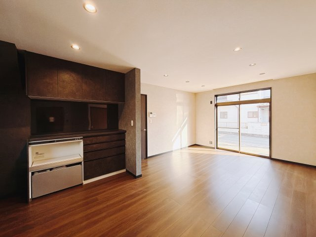 【中古戸建】高崎市井野町2期の居間・リビング|■リビング｜家族でゆったりくつろげる、居心地の良いリビング♪賃貸と違って、テレビや音楽の音を気にしなくて良いことが嬉しいですね(*＾＾*)