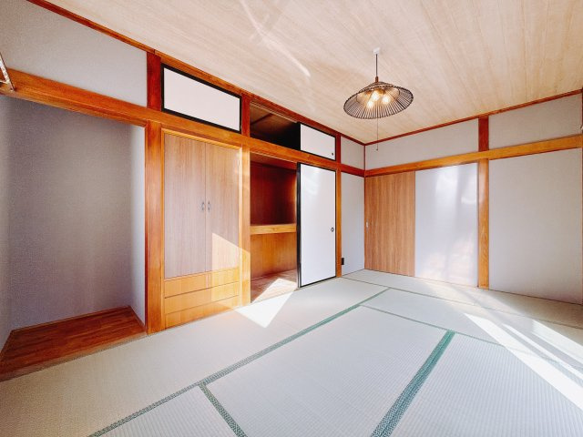 【中古戸建】高崎市井野町2期の和室|■1階和室｜和室を書斎にしたり、冬にはコタツを敷いて家族みんなで年越しをするのもいいですね。家族みんなのお気に入りの空間になります♪