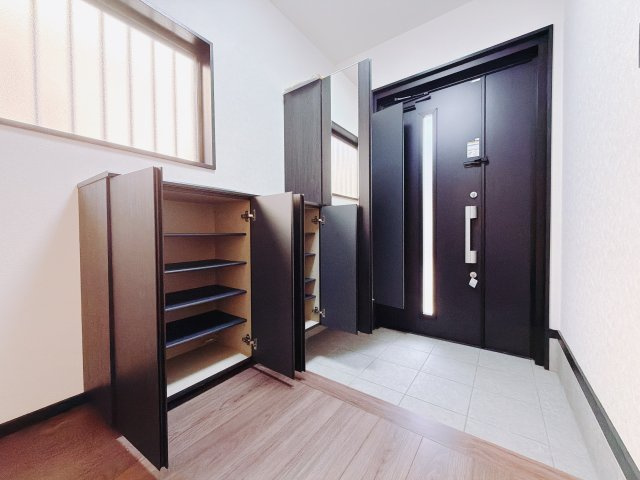【中古戸建】高崎市井野町2期の玄関|■玄関｜毎日の「いってらっしゃい」や「お帰りなさい」を大切なご家族と過ごす玄関は〈使いやすさ〉を追求しております。玄関横の物入は急な来客時でもさっとお片付けできるスペースを確保しています。