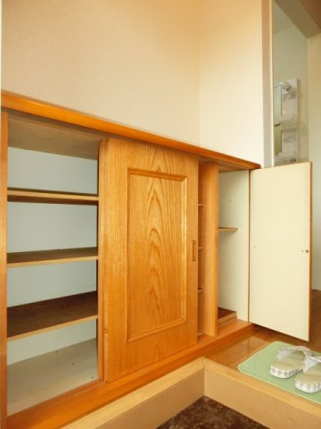 【玄関】 | 真ハイム | 玄関にシューズボックス。（※参考写真）