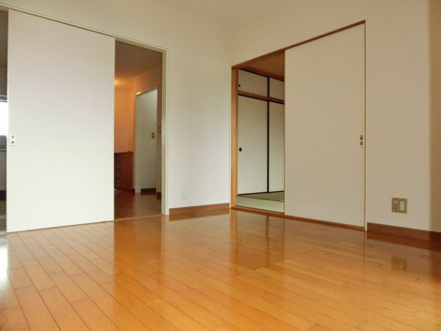 【居間・リビング】 | 真ハイム | 南向きの明るい居室スペース。（※参考写真）