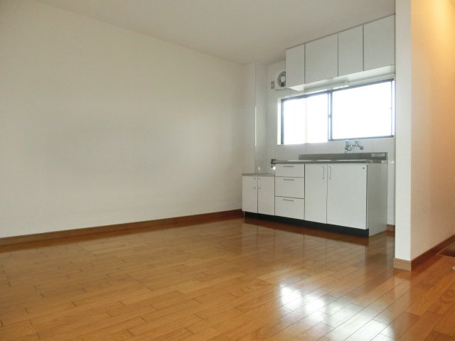 【キッチン】 | 真ハイム | 窓のあるリビングダイニングキッチン。（※参考写真）