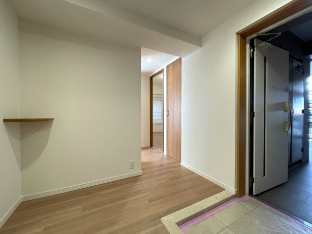 キッチン周り充実！カウンターで居酒屋やラーメン屋ごっこも楽しめる、ヘイ！お待ちっ！！！な、『サングレイス小机』リフォームの玄関|ゆったりとした玄関です