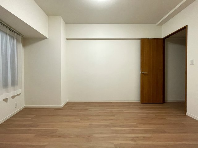 キッチン周り充実！カウンターで居酒屋やラーメン屋ごっこも楽しめる、ヘイ！お待ちっ！！！な、『サングレイス小机』リフォームの洋室|洋室です