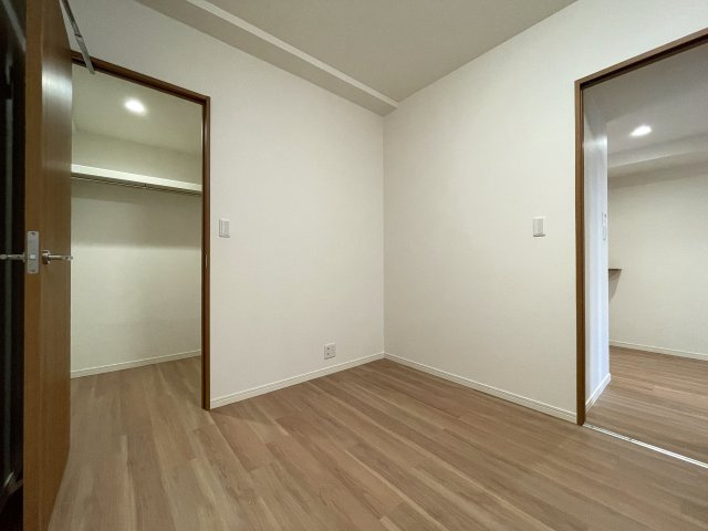 キッチン周り充実！カウンターで居酒屋やラーメン屋ごっこも楽しめる、ヘイ！お待ちっ！！！な、『サングレイス小机』リフォームの洋室|使い勝手のいい洋室です