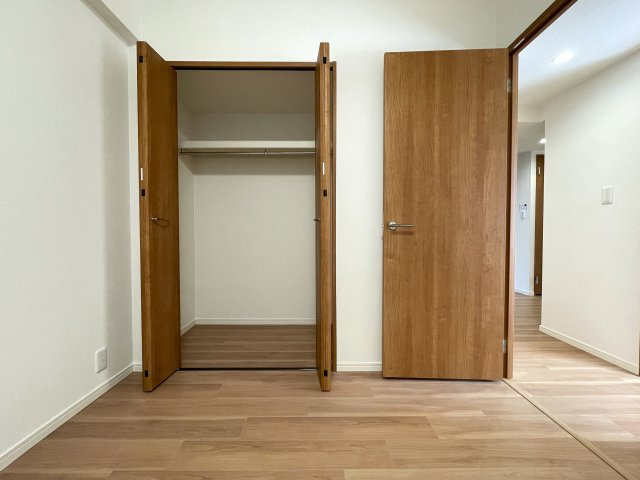 キッチン周り充実！カウンターで居酒屋やラーメン屋ごっこも楽しめる、ヘイ！お待ちっ！！！な、『サングレイス小机』リフォームの洋室|使い勝手のいい洋室です