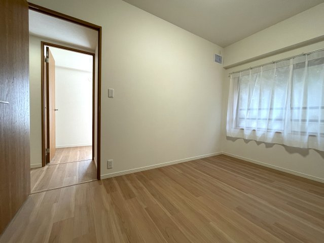 キッチン周り充実！カウンターで居酒屋やラーメン屋ごっこも楽しめる、ヘイ！お待ちっ！！！な、『サングレイス小机』リフォームの洋室|使い勝手のいい洋室です