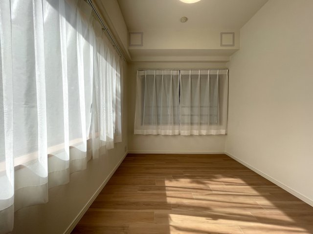 キッチン周り充実！カウンターで居酒屋やラーメン屋ごっこも楽しめる、ヘイ！お待ちっ！！！な、『サングレイス小机』リフォームの洋室|スタンダードな洋室です