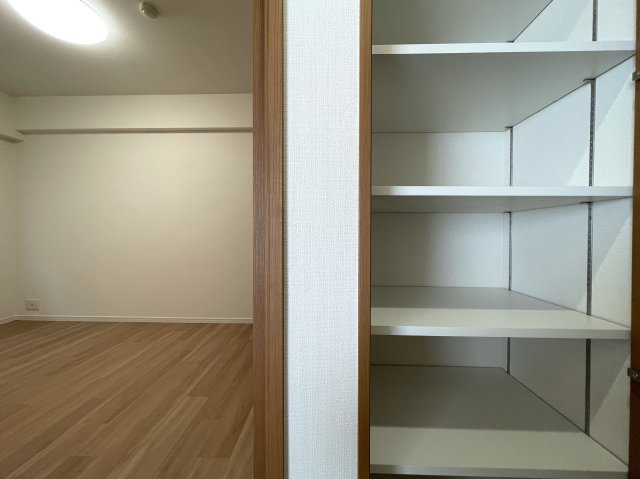 キッチン周り充実！カウンターで居酒屋やラーメン屋ごっこも楽しめる、ヘイ！お待ちっ！！！な、『サングレイス小机』リフォームの収納|ちょっとした収納スペースも充実しています