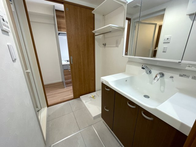 キッチン周り充実！カウンターで居酒屋やラーメン屋ごっこも楽しめる、ヘイ！お待ちっ！！！な、『サングレイス小机』リフォームの脱衣所