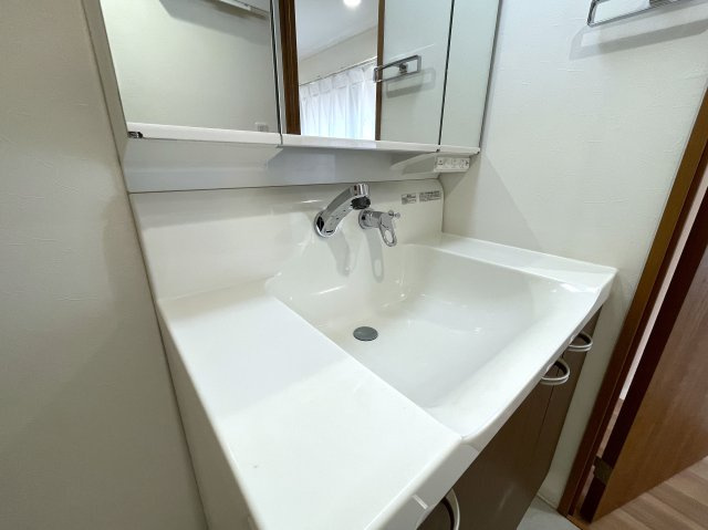 キッチン周り充実！カウンターで居酒屋やラーメン屋ごっこも楽しめる、ヘイ！お待ちっ！！！な、『サングレイス小机』リフォームの独立洗面台|独立洗面化粧台付き