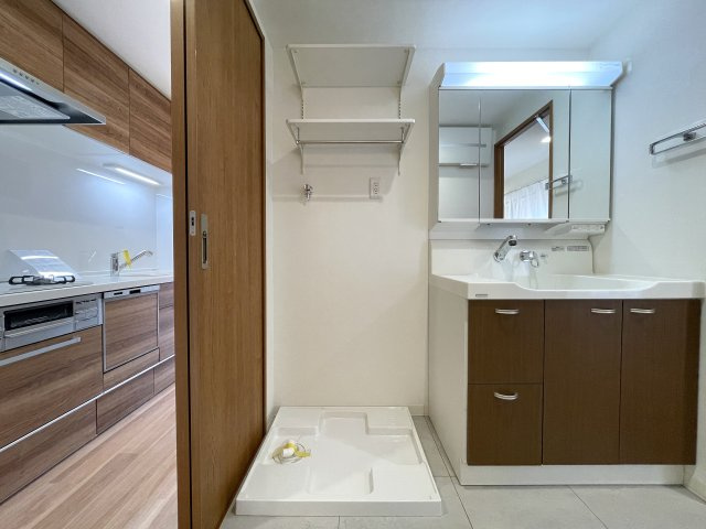 キッチン周り充実！カウンターで居酒屋やラーメン屋ごっこも楽しめる、ヘイ！お待ちっ！！！な、『サングレイス小机』リフォームのランドリースペース|使いやすい独立洗面台です