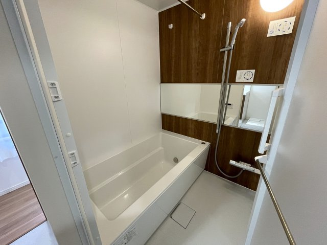 キッチン周り充実！カウンターで居酒屋やラーメン屋ごっこも楽しめる、ヘイ！お待ちっ！！！な、『サングレイス小机』リフォームの浴室|お風呂で日々の疲れを落としましょう