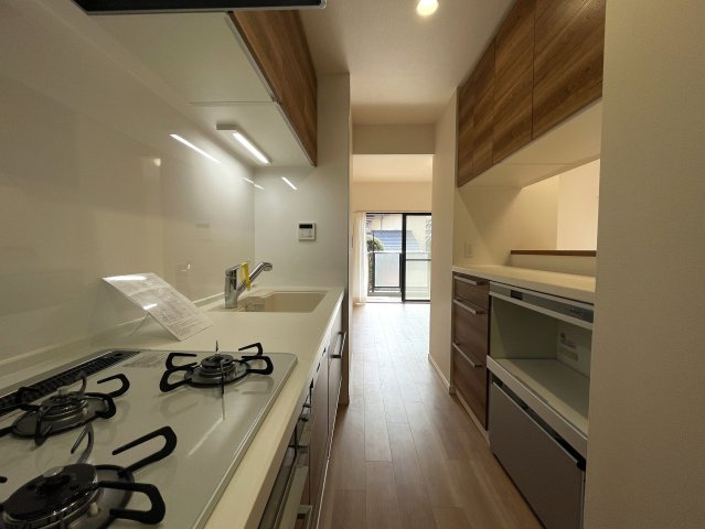 キッチン周り充実！カウンターで居酒屋やラーメン屋ごっこも楽しめる、ヘイ！お待ちっ！！！な、『サングレイス小机』リフォームのキッチン|キッチンでお料理をお楽しみください