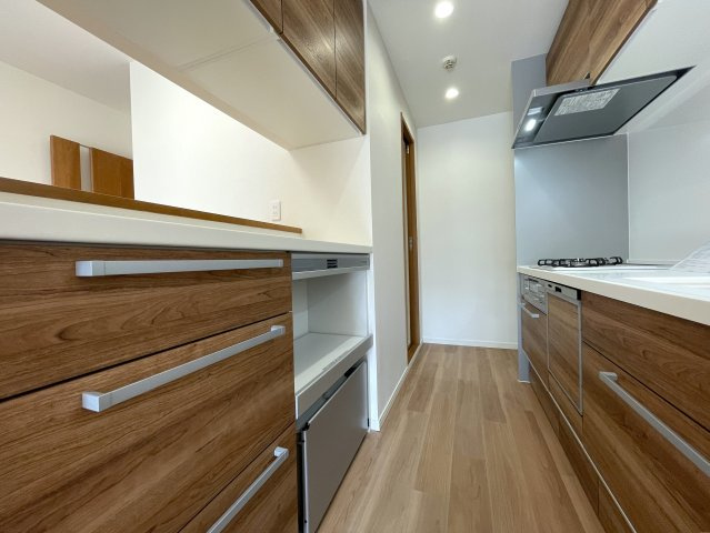 キッチン周り充実！カウンターで居酒屋やラーメン屋ごっこも楽しめる、ヘイ！お待ちっ！！！な、『サングレイス小机』リフォームのキッチン|キッチンでお料理をお楽しみください