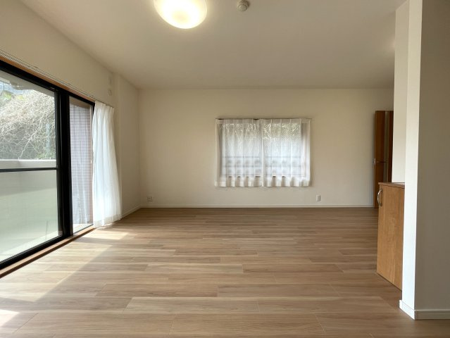 キッチン周り充実！カウンターで居酒屋やラーメン屋ごっこも楽しめる、ヘイ！お待ちっ！！！な、『サングレイス小机』リフォームの居間・リビング|こちらの居間で趣味の時間をお楽しみください