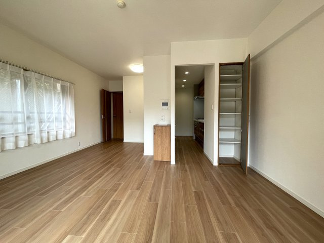 キッチン周り充実！カウンターで居酒屋やラーメン屋ごっこも楽しめる、ヘイ！お待ちっ！！！な、『サングレイス小机』リフォームの居間・リビング|居間です