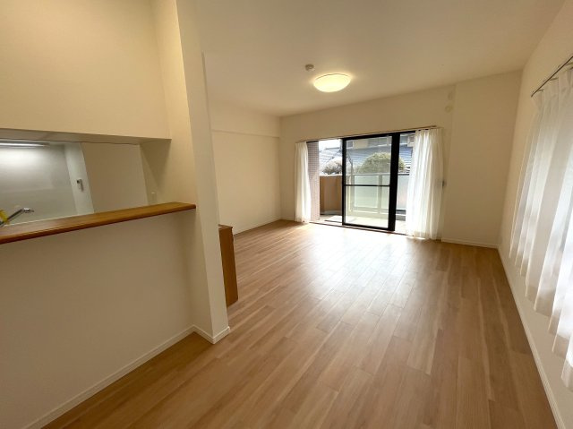 キッチン周り充実！カウンターで居酒屋やラーメン屋ごっこも楽しめる、ヘイ！お待ちっ！！！な、『サングレイス小机』リフォームの居間・リビング|おしゃれなリビングです