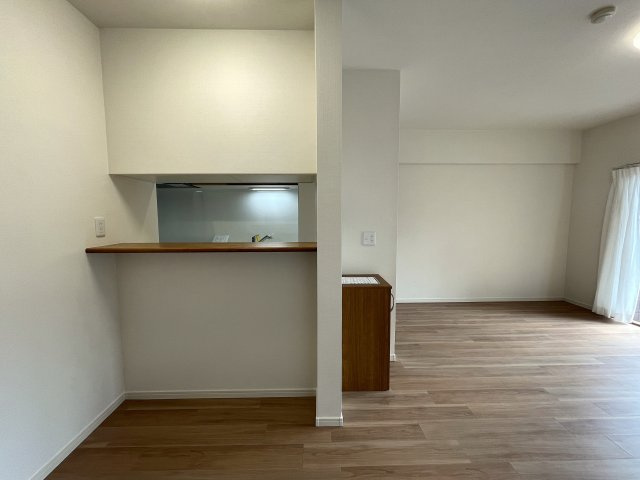 キッチン周り充実！カウンターで居酒屋やラーメン屋ごっこも楽しめる、ヘイ！お待ちっ！！！な、『サングレイス小机』リフォームの居間・リビング|使いやすい居間です