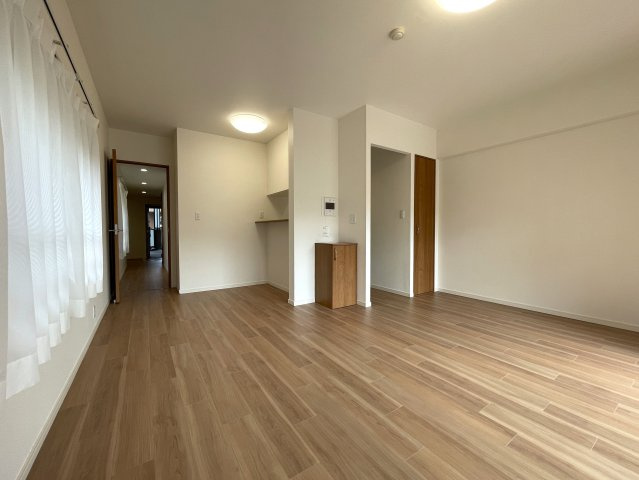 キッチン周り充実！カウンターで居酒屋やラーメン屋ごっこも楽しめる、ヘイ！お待ちっ！！！な、『サングレイス小机』リフォームの居間・リビング|居間です