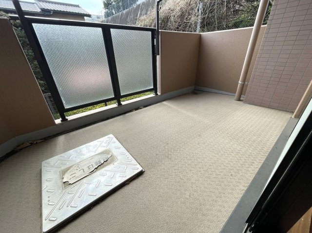 キッチン周り充実！カウンターで居酒屋やラーメン屋ごっこも楽しめる、ヘイ！お待ちっ！！！な、『サングレイス小机』リフォームのバルコニー|陽当たり良好なバルコニーです