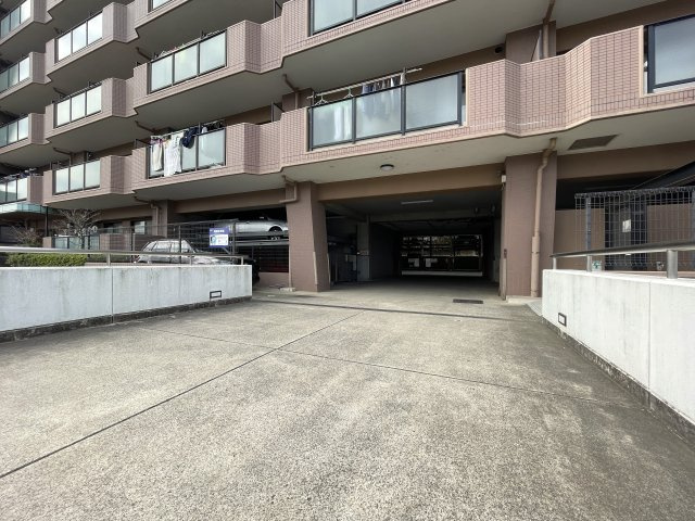 キッチン周り充実！カウンターで居酒屋やラーメン屋ごっこも楽しめる、ヘイ！お待ちっ！！！な、『サングレイス小机』リフォームの外観|外観は落ち着いています