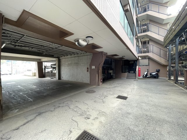 キッチン周り充実！カウンターで居酒屋やラーメン屋ごっこも楽しめる、ヘイ！お待ちっ！！！な、『サングレイス小机』リフォームの駐車場|駐車場です