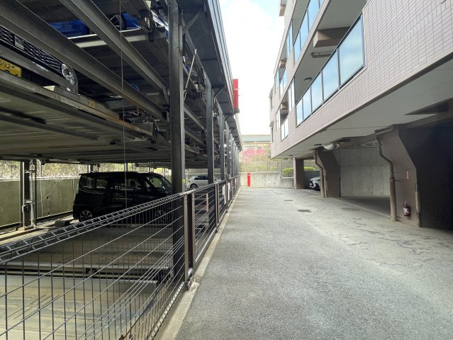 キッチン周り充実！カウンターで居酒屋やラーメン屋ごっこも楽しめる、ヘイ！お待ちっ！！！な、『サングレイス小机』リフォームの駐車場|駐車場に車を止められます