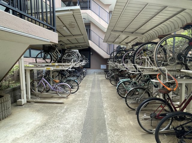 キッチン周り充実！カウンターで居酒屋やラーメン屋ごっこも楽しめる、ヘイ！お待ちっ！！！な、『サングレイス小机』リフォームの駐輪場