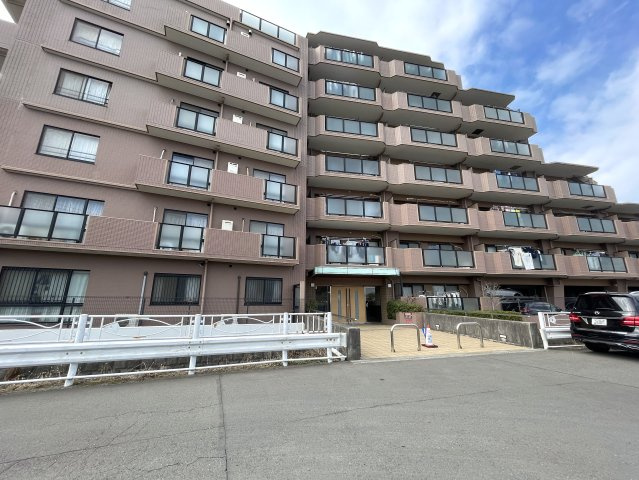 キッチン周り充実！カウンターで居酒屋やラーメン屋ごっこも楽しめる、ヘイ！お待ちっ！！！な、『サングレイス小机』リフォームの外観|きれいな外観です