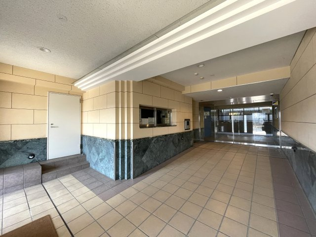 キッチン周り充実！カウンターで居酒屋やラーメン屋ごっこも楽しめる、ヘイ！お待ちっ！！！な、『サングレイス小机』リフォームのエントランス