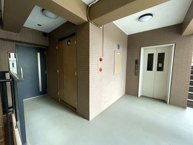 キッチン周り充実！カウンターで居酒屋やラーメン屋ごっこも楽しめる、ヘイ！お待ちっ！！！な、『サングレイス小机』リフォームのその他共用部分