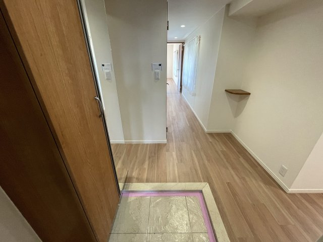 キッチン周り充実！カウンターで居酒屋やラーメン屋ごっこも楽しめる、ヘイ！お待ちっ！！！な、『サングレイス小机』リフォームの玄関|毎日通る玄関はこちらです