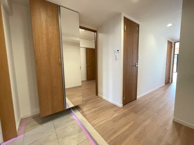 キッチン周り充実！カウンターで居酒屋やラーメン屋ごっこも楽しめる、ヘイ！お待ちっ！！！な、『サングレイス小机』リフォームの玄関|ゆったりとした玄関です