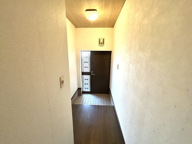 ウェル・メロード狩場台第２-14号棟の玄関