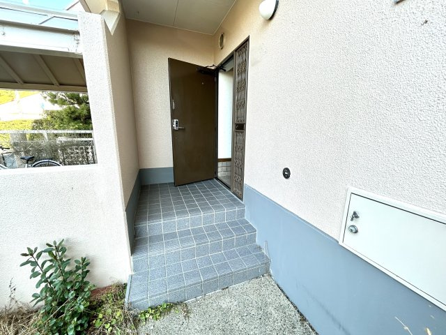 ウェル・メロード狩場台第２-14号棟の玄関