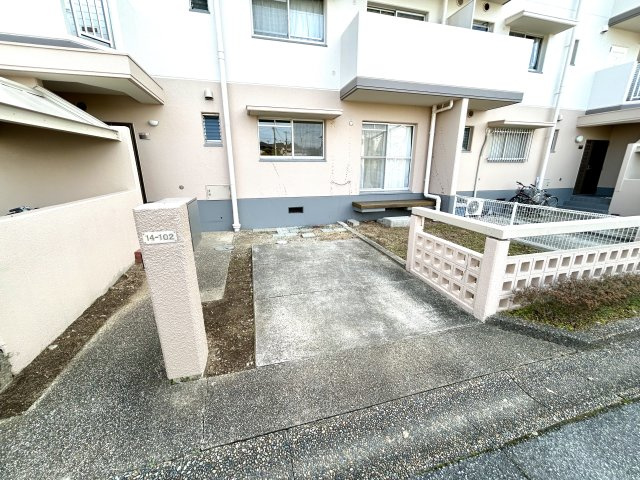 ウェル・メロード狩場台第２-14号棟の駐車場