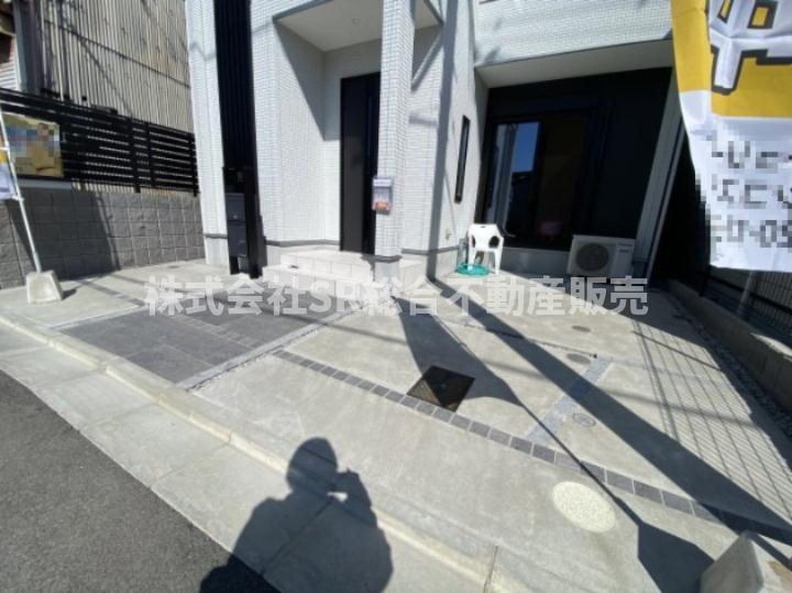 フロックスタウン中鴻池町A棟の駐車場|お車をお持ちの方に必要な駐車場は、駐車スペース2台分有♪ご夫婦で1台ずつ所有、来客時にも便利です！